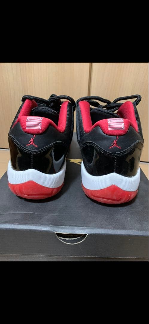 エアジョーダン 11 レトロLOWのブラック/レッド