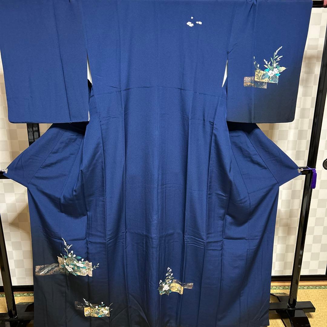 株式会社一蔵謹製　中古品正絹袷　金彩友禅訪問着　紺色裾は濃紺ぼかし