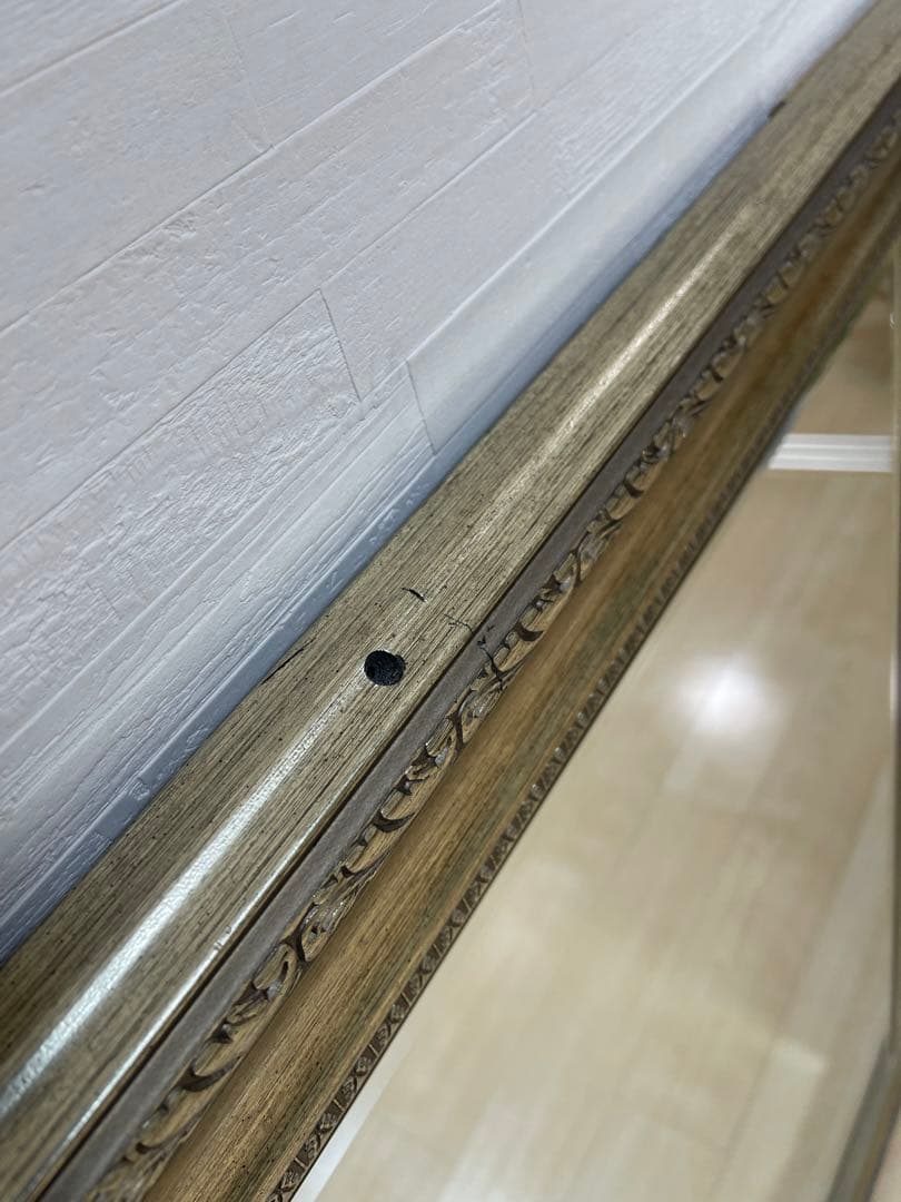 ビンテージ感溢れるゴールドフレームの鏡