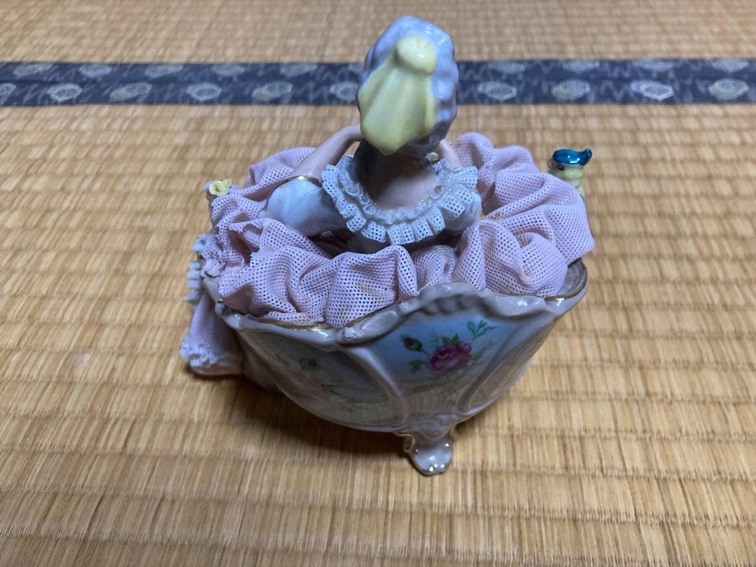 1 / 3 Dresden　ドレスデン　ソファーチェアに座る女性と鳥の置物