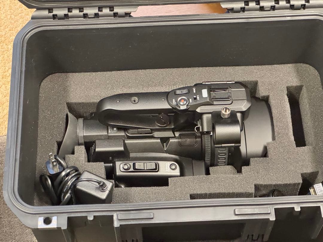 JVC 4Kビデオカメラ ケース付き　GY-HM175