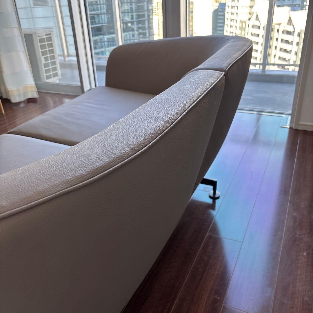 Kartell Betty ベージュ 2人掛けレザーソファ