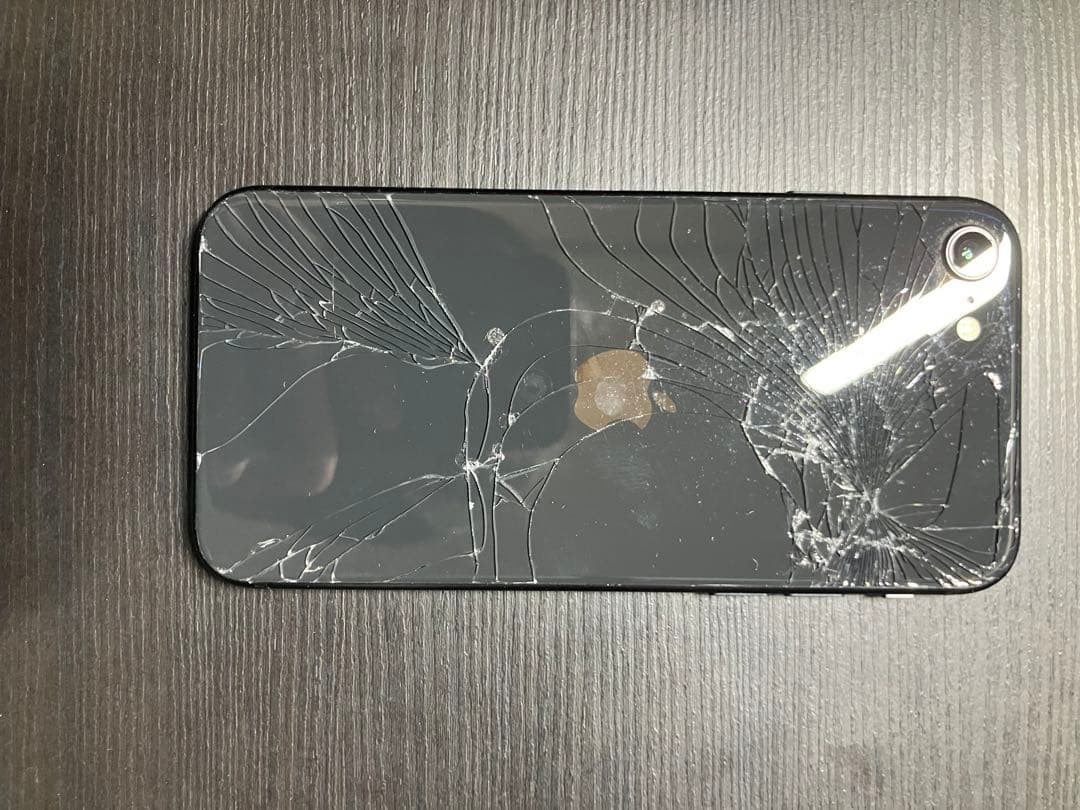 iPhone SE２　ブラック 背面ひび割れあり