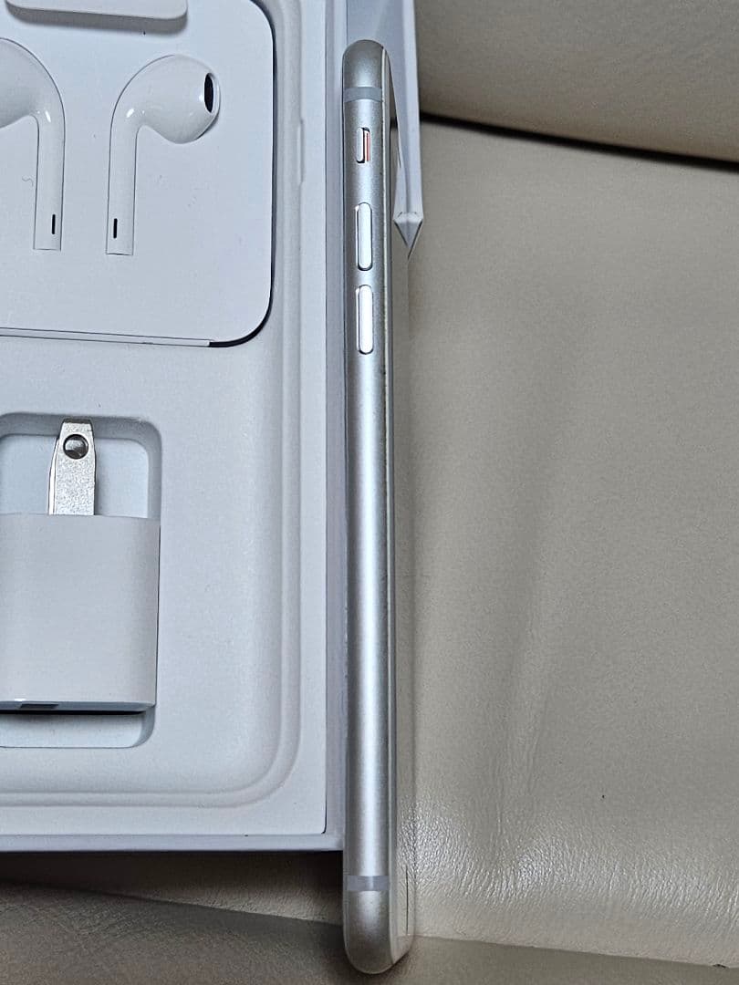 Apple iPhone 8 シルバー 本体 docomo