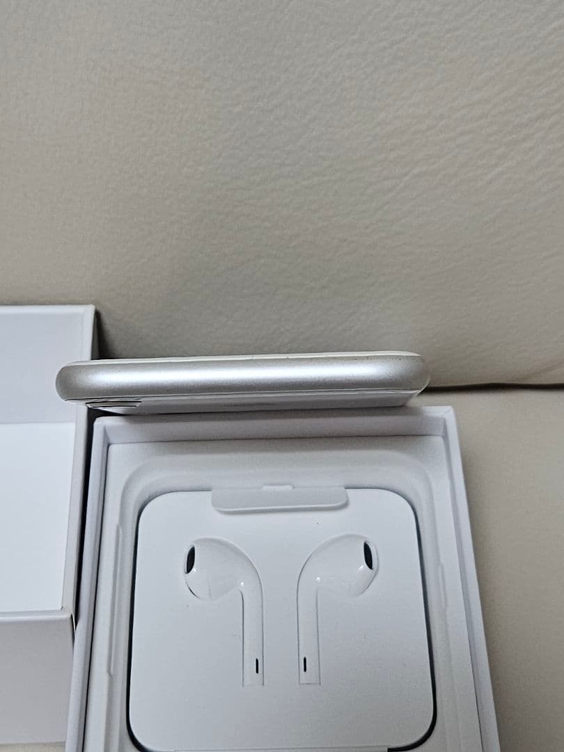 Apple iPhone 8 シルバー 本体 docomo