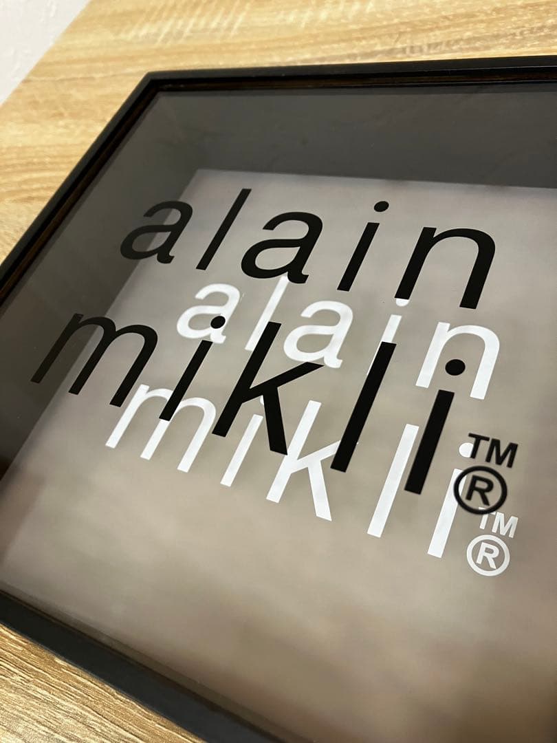alainmikli アランミクリ ブランド ロゴ ディスプレイ