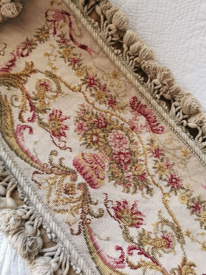 アンティーク プチポワン 薔薇のガーランドのニードルポイント クッションカバー