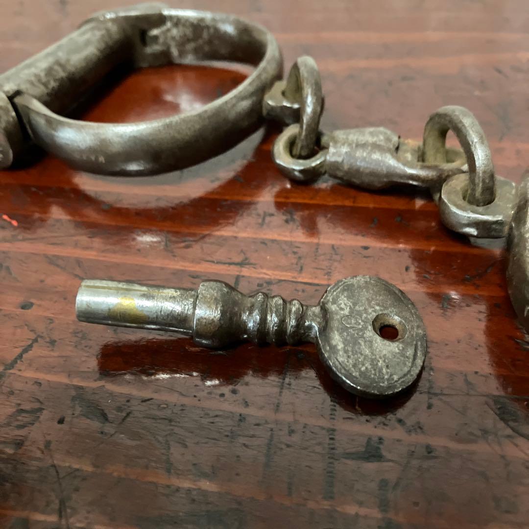 イギリス「ＨＩＡＴＴ」社のアンティーク鉄製ハンドカフ　鍵付き