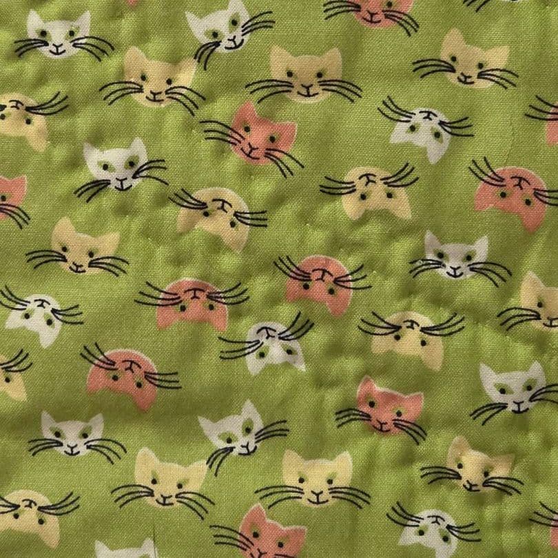 【ハンドメイド】ステンドグラスキルトタペストリー　招き猫と寒椿