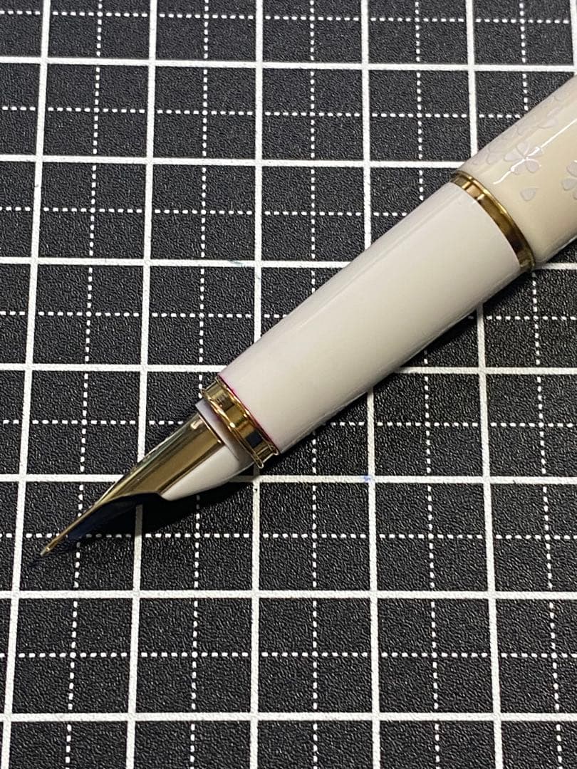 PILOT LADY WHITE SAKURA 万年筆　字幅F