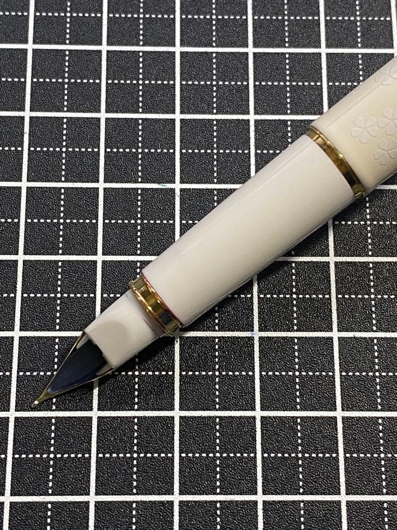 PILOT LADY WHITE SAKURA 万年筆　字幅F