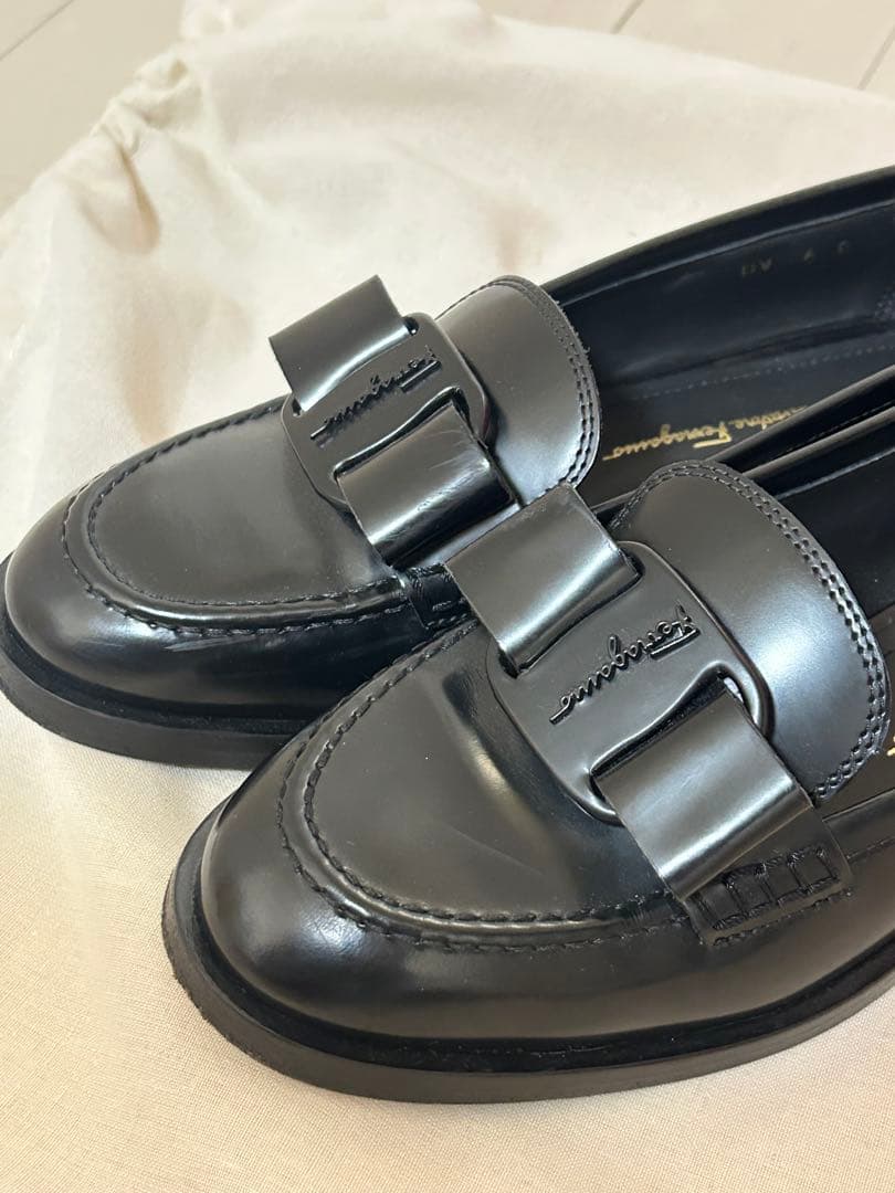 FERRAGAMO VIVALDO ブラックローファー