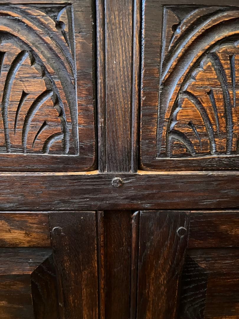 英国アンティーク木製彫刻装飾付きキャビネット