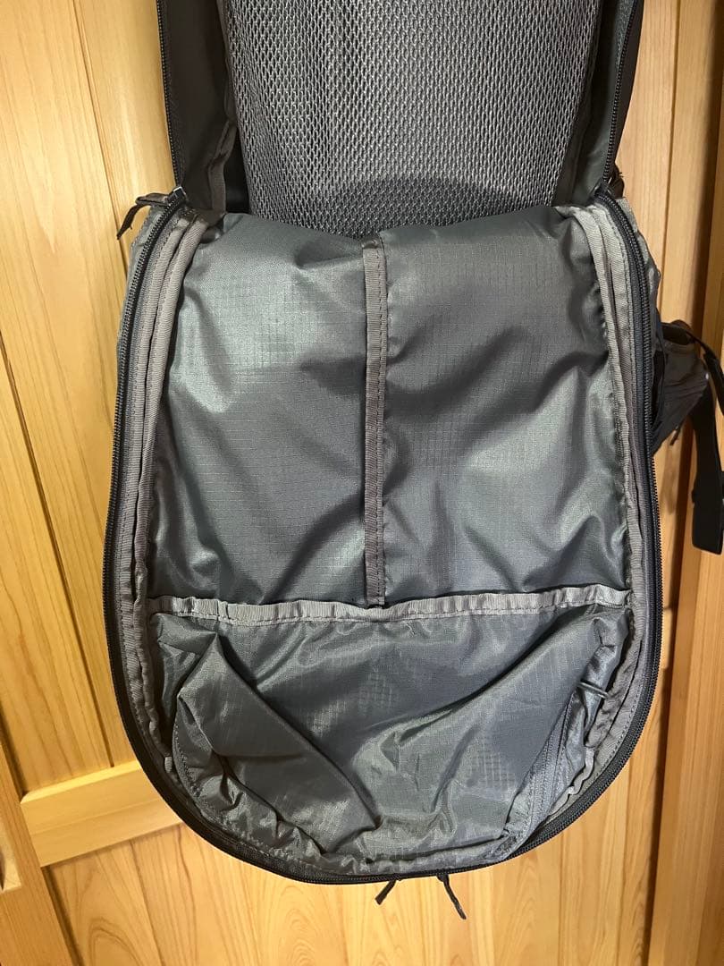 Burton ［ak］インクライン 20Lバックパック