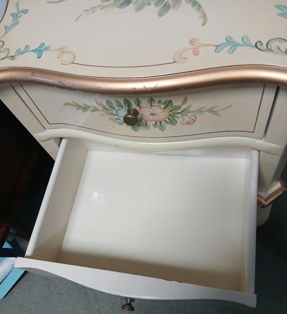 アンティーク猫脚花柄デザインのクリーム色キャビネット　サイドテーブル