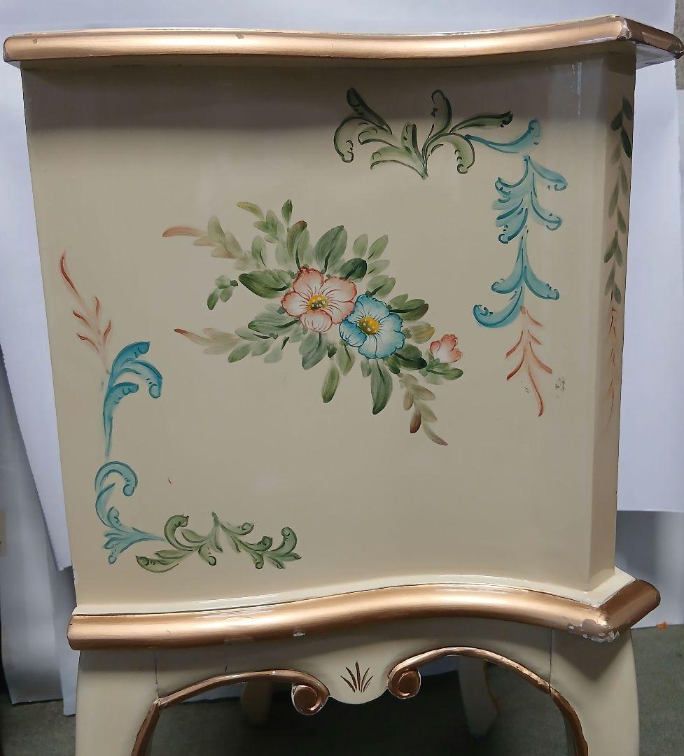 アンティーク猫脚花柄デザインのクリーム色キャビネット　サイドテーブル