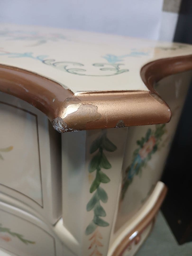 アンティーク猫脚花柄デザインのクリーム色キャビネット　サイドテーブル