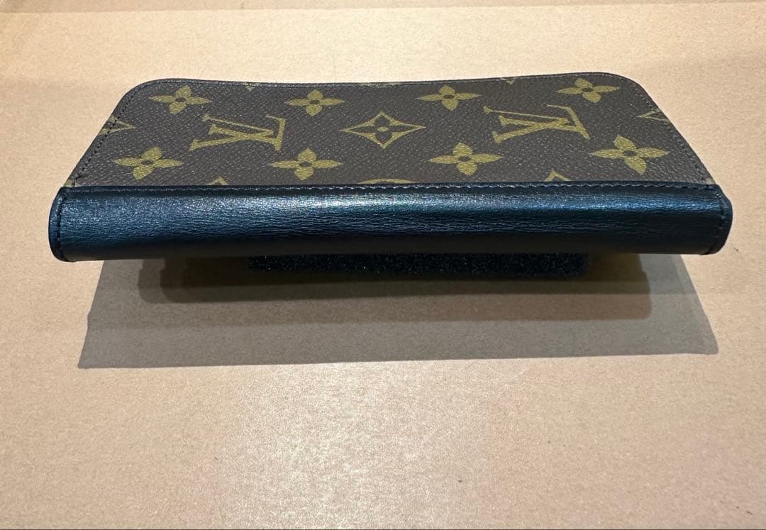 【中古美品】ルイ・ヴィトン iPhone15pro手帳型ケース　モノグラム