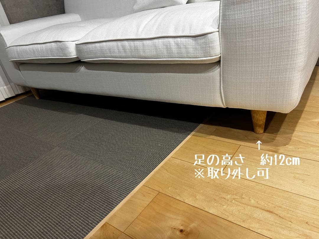 白ソファ 2〜3人掛け (クッション2つ付き)