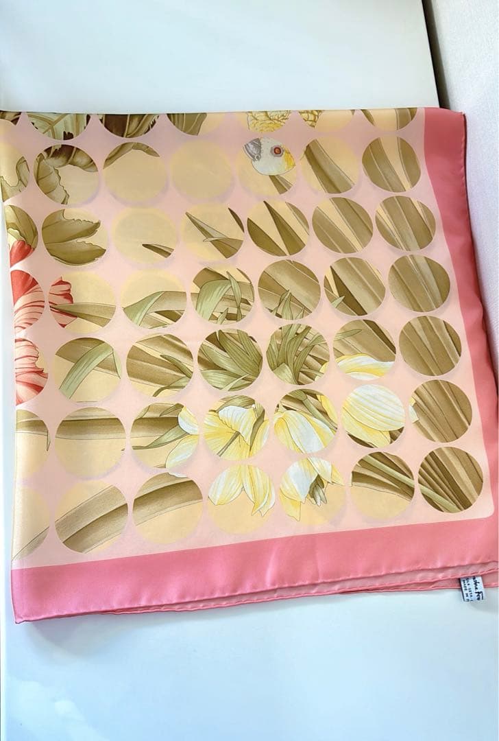 めめ サルヴァトーレフェラガモ シルク100% 大判 スカーフ