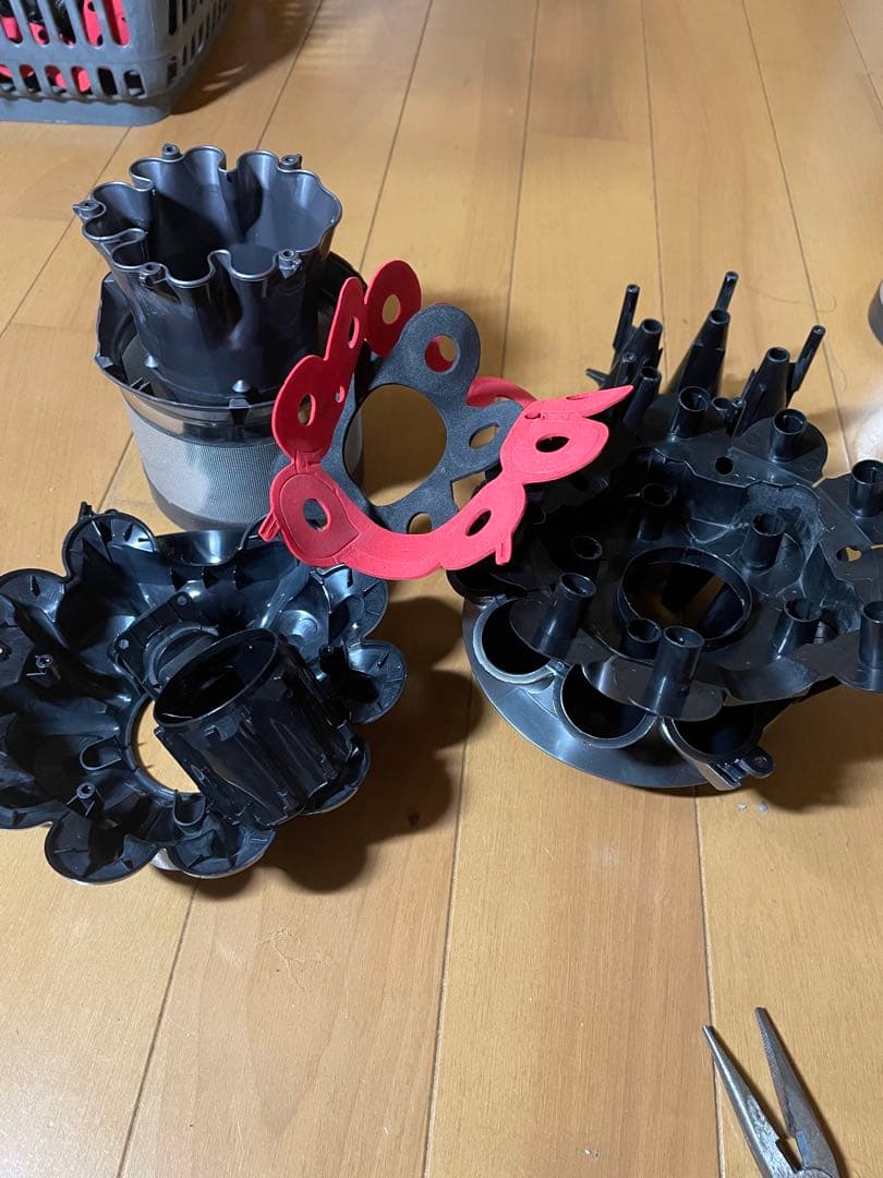 ダイソンV8 SV10コードレスクリーナー掃除機3