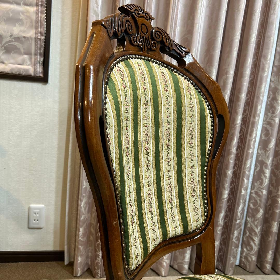 クラシックスタイルのダイニングチェア