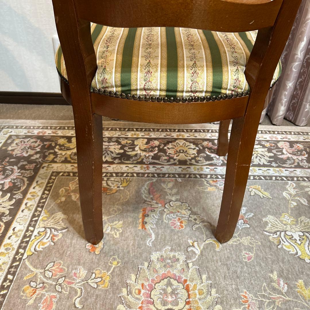 クラシックスタイルのダイニングチェア