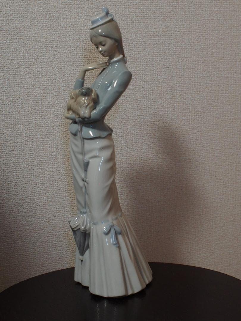 ★LLADRO社　リヤドロ　「仔犬を抱く女性」美品
