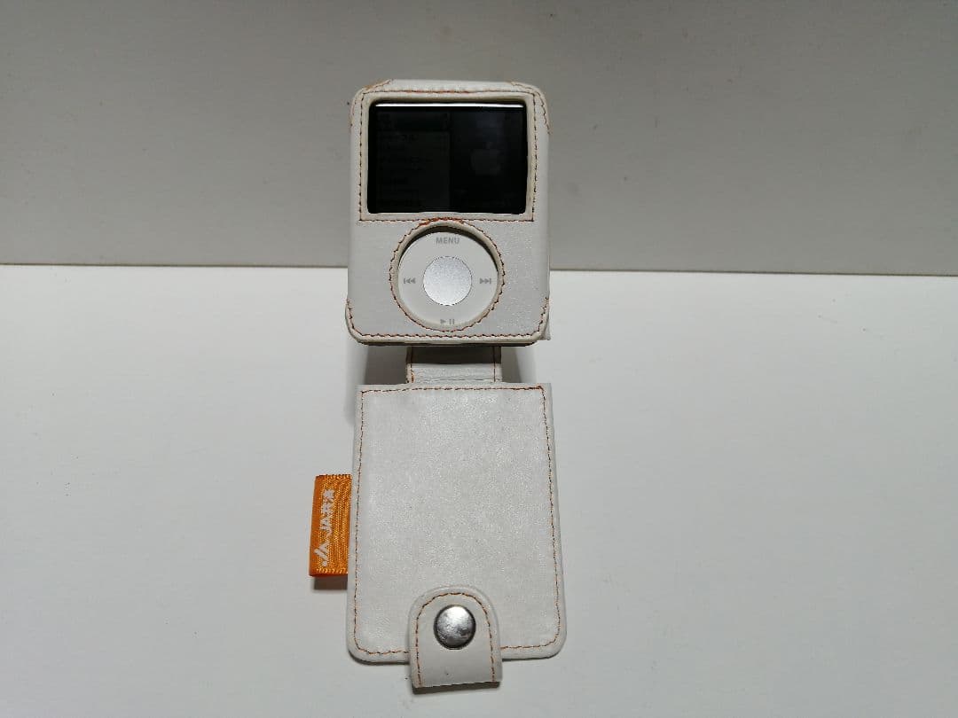ipod nano 4GB 第3世代　JAロゴ刻印付 　白レザーケース付