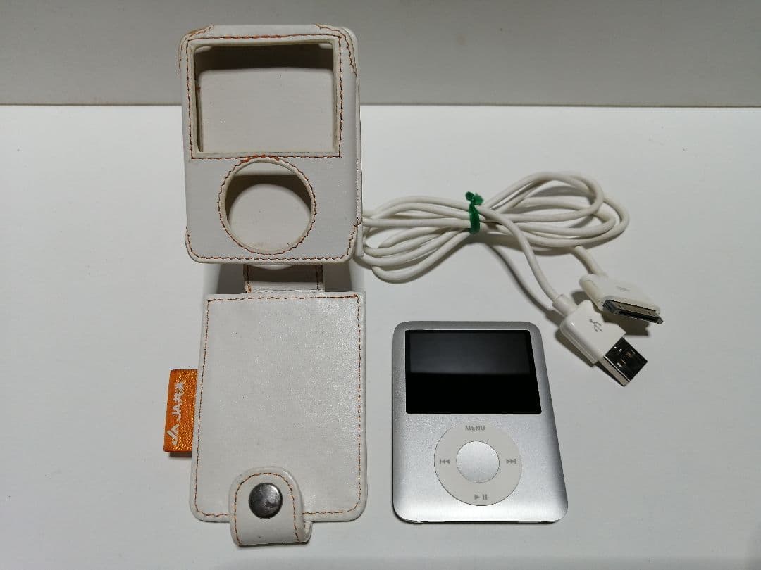 ipod nano 4GB 第3世代　JAロゴ刻印付 　白レザーケース付