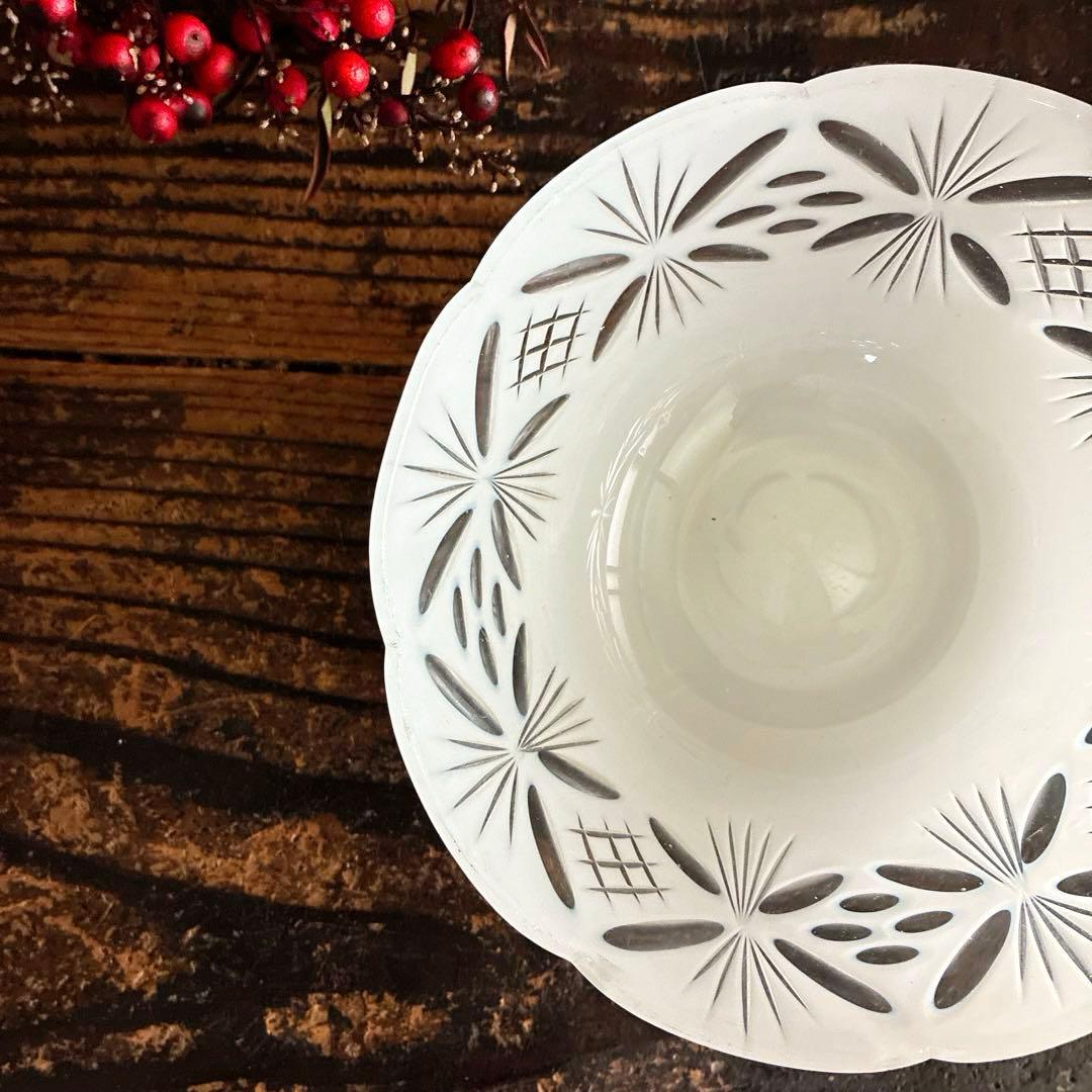 骨董　時代ガラス　超希少　白被せ切子　電笠調　和モダンカット　輪花　氷コップ１客