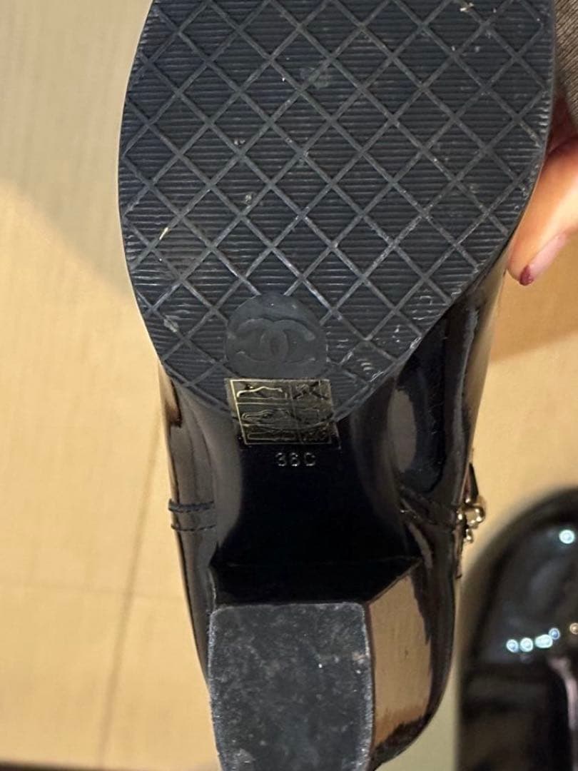 d*7様 CHANEL ブラック パテントレザーCCロゴロングブーツ36(23-