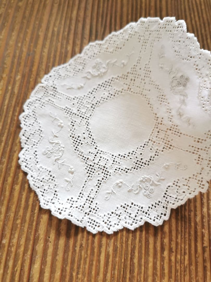 アンティーク アペンツェル小花刺繍 十字架&生物モザイクレース 精緻なドイリー