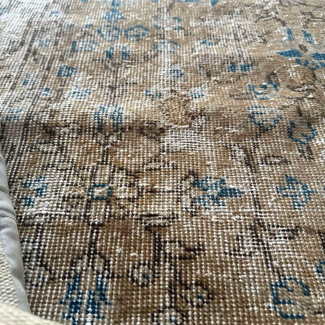 91×176淡いベージュ青い花　ボタニカル柄　トルコヴィンテージラグ