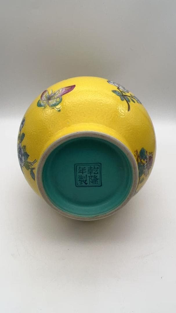 清乾隆時代 【乾隆年製】在銘 琺瑯彩黄地花蝶文葫芦瓶 景徳鎮(Y-2)