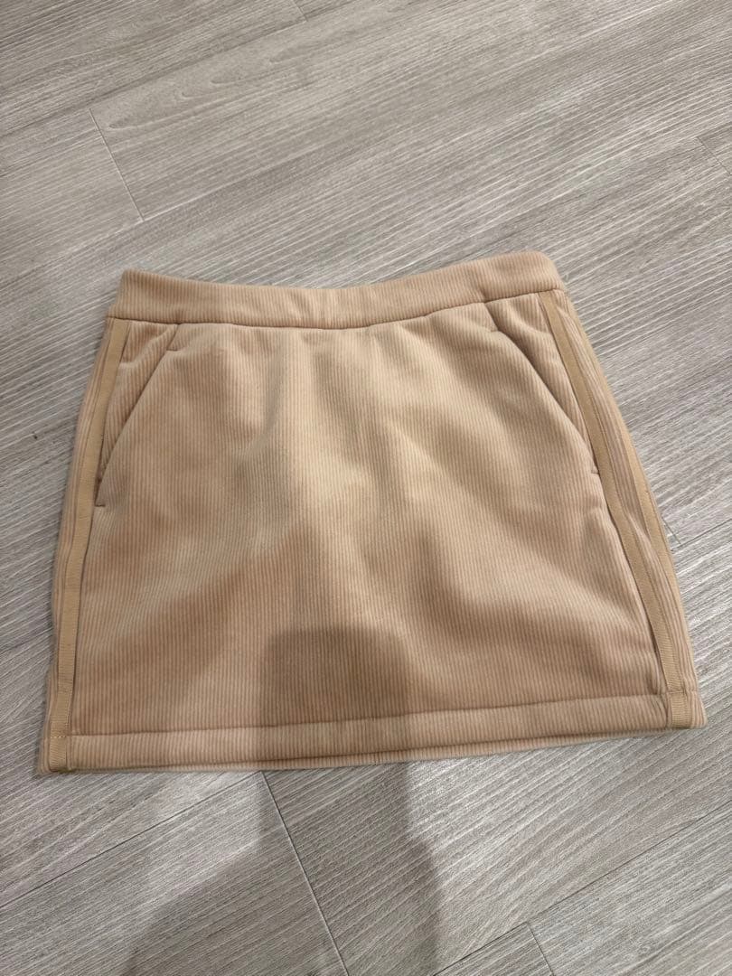 adidas ベージュ ジャケットとスカートセット