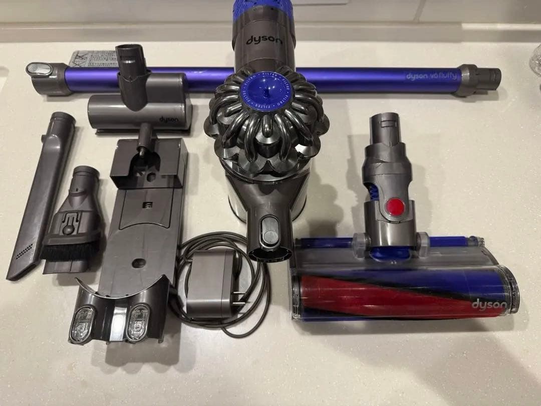 Dyson コードレスクリーナー V6 fluffy