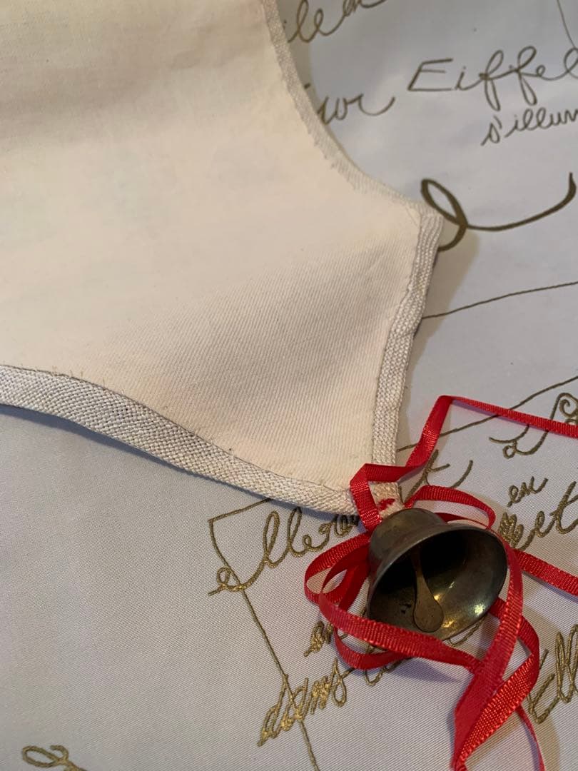 デンマーク製　北欧雑貨　ビンテージの伝統模様が刺繍された素敵な大型ベルプール！