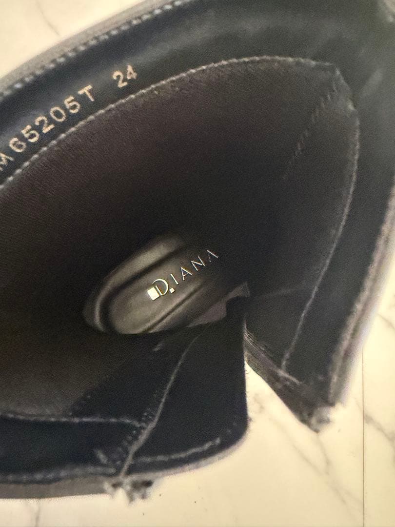 DIANA 黒いショートジッパーブーツ