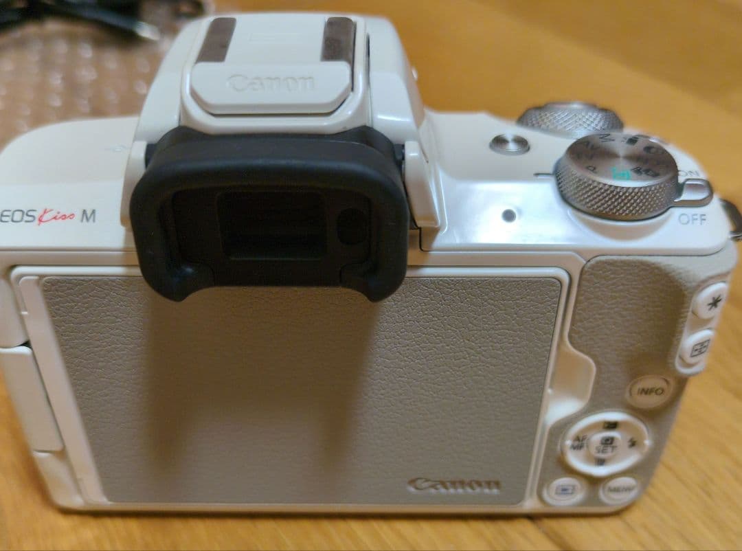 Canon EOS Kiss M ホワイト レンズ2本付き