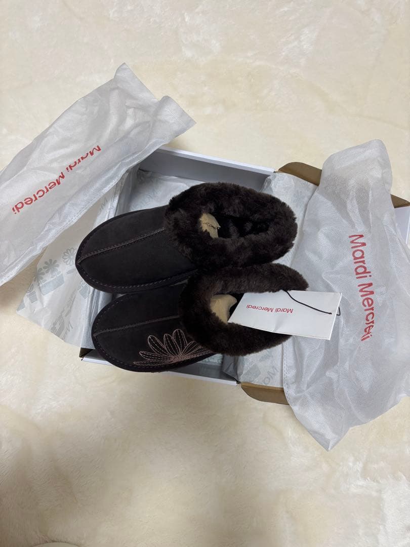 Mardi Mercredi 25 ブラウン 花柄ピンク刺繍 ムートンブーツ