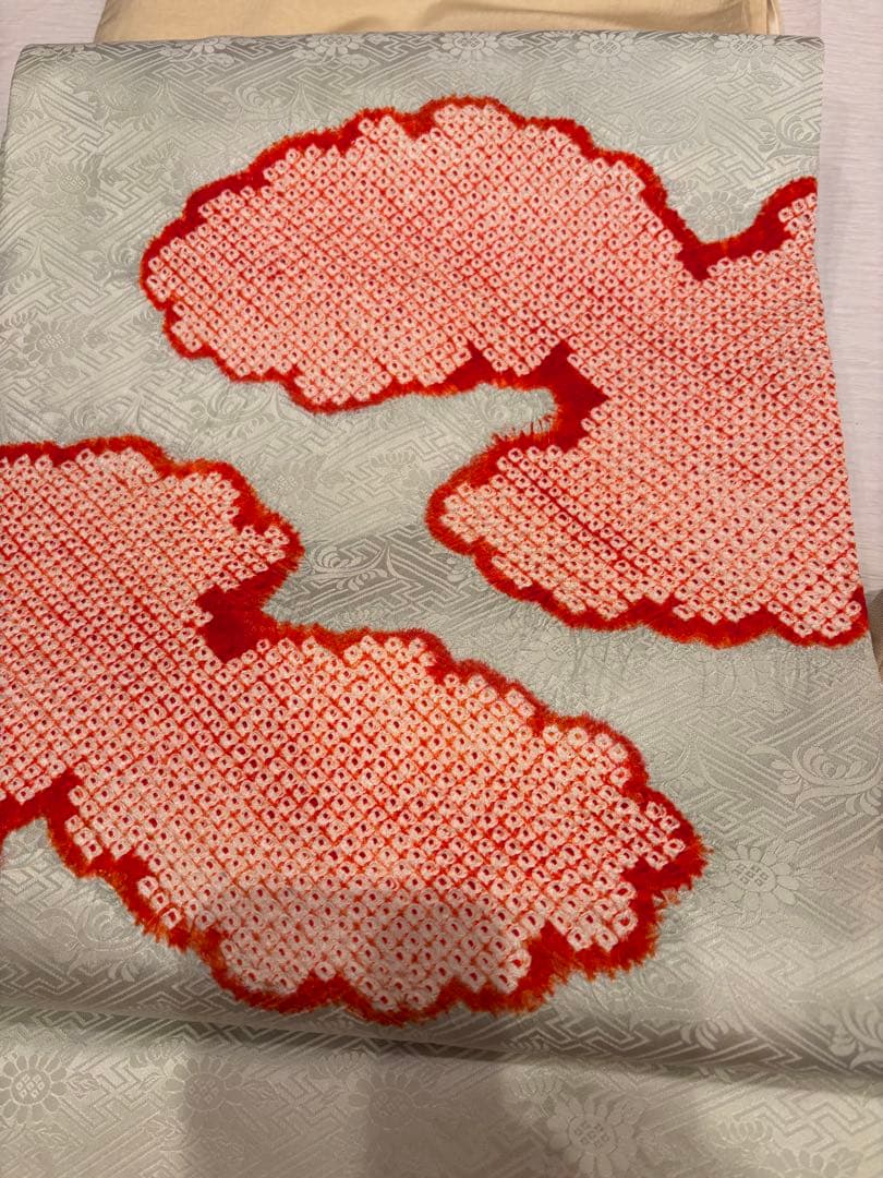 芸舞妓さんのようなはんなりした着こなし　絞り名古屋帯　水色に雲取り　ゑり萬畳紙付