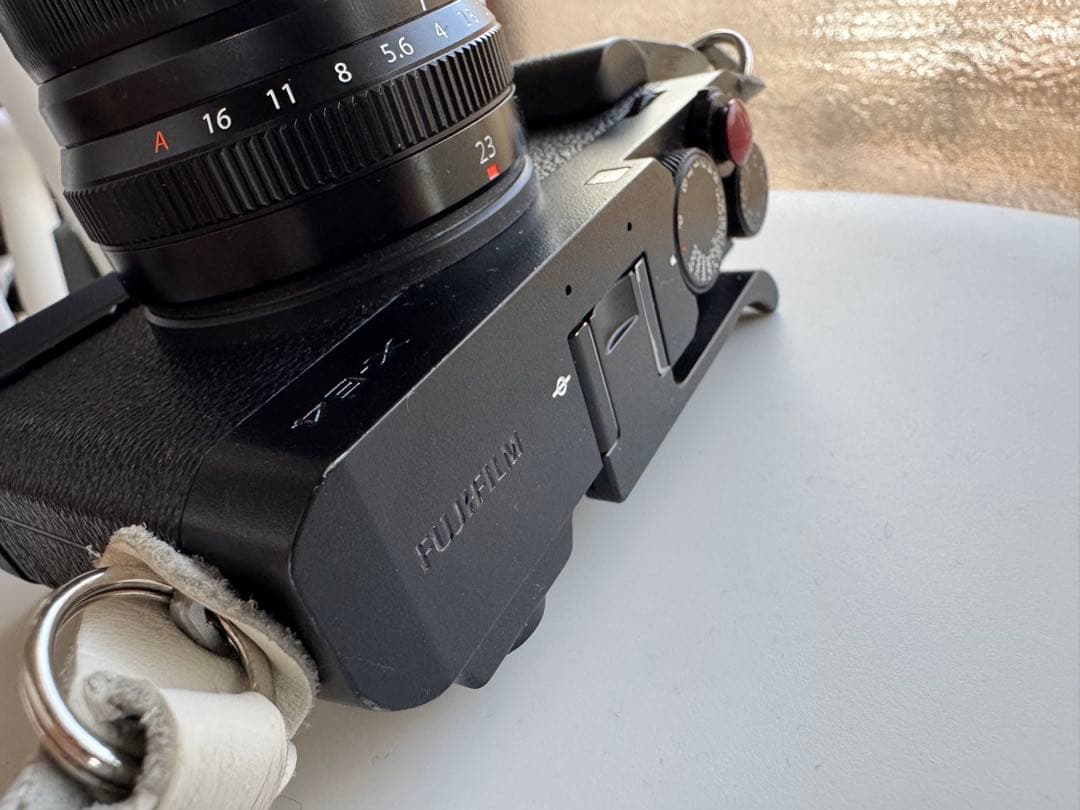 【最終値下げ】Fujifilm X-E4 本体 【美品・付属品アリ】