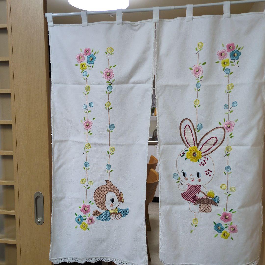 ウサギとフクロウの刺繍のれん
