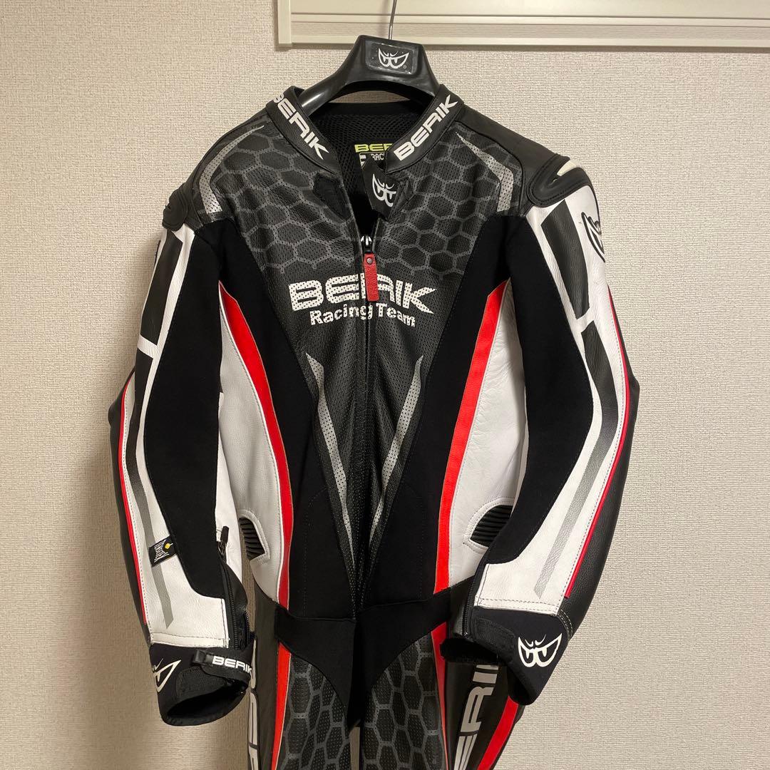 BERIK Racing Team 革ツナギ