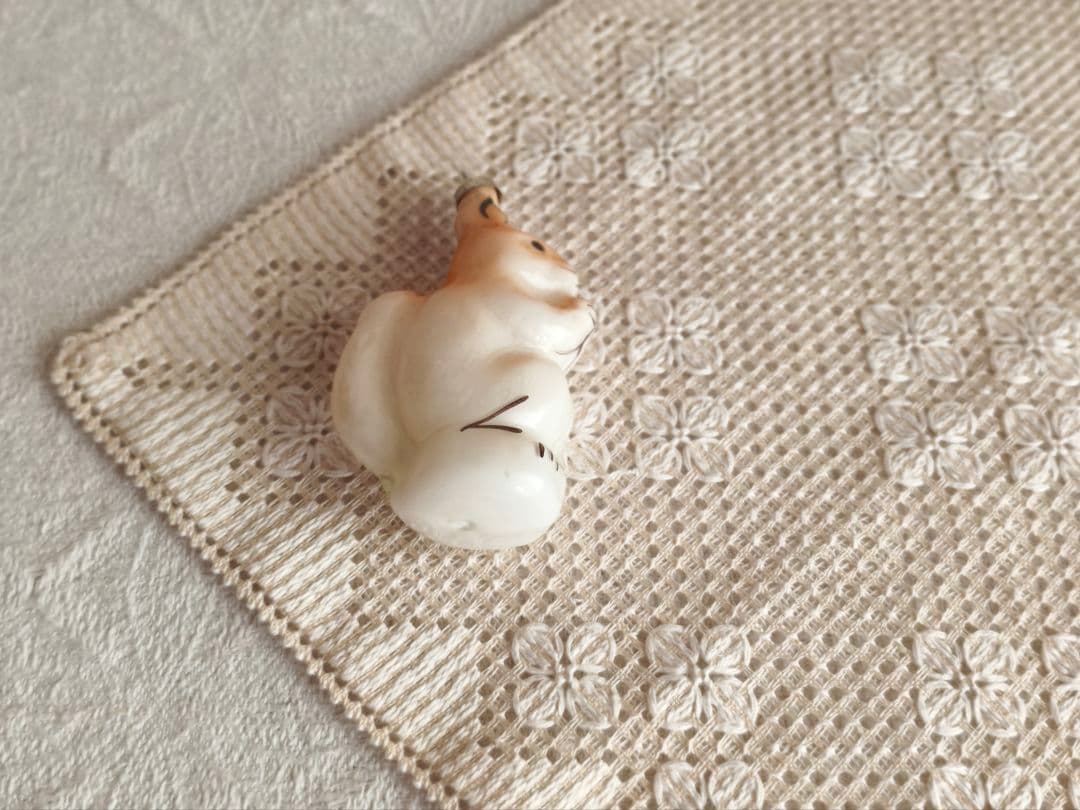 【misen2014さま】vintage ❀ ミルク色ガラスの 素敵なリスさん