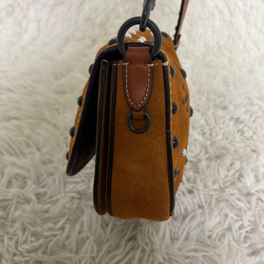 美品　COACH ショルダーバッグ　斜め掛け　サドルバッグ　スタッズ　スエード