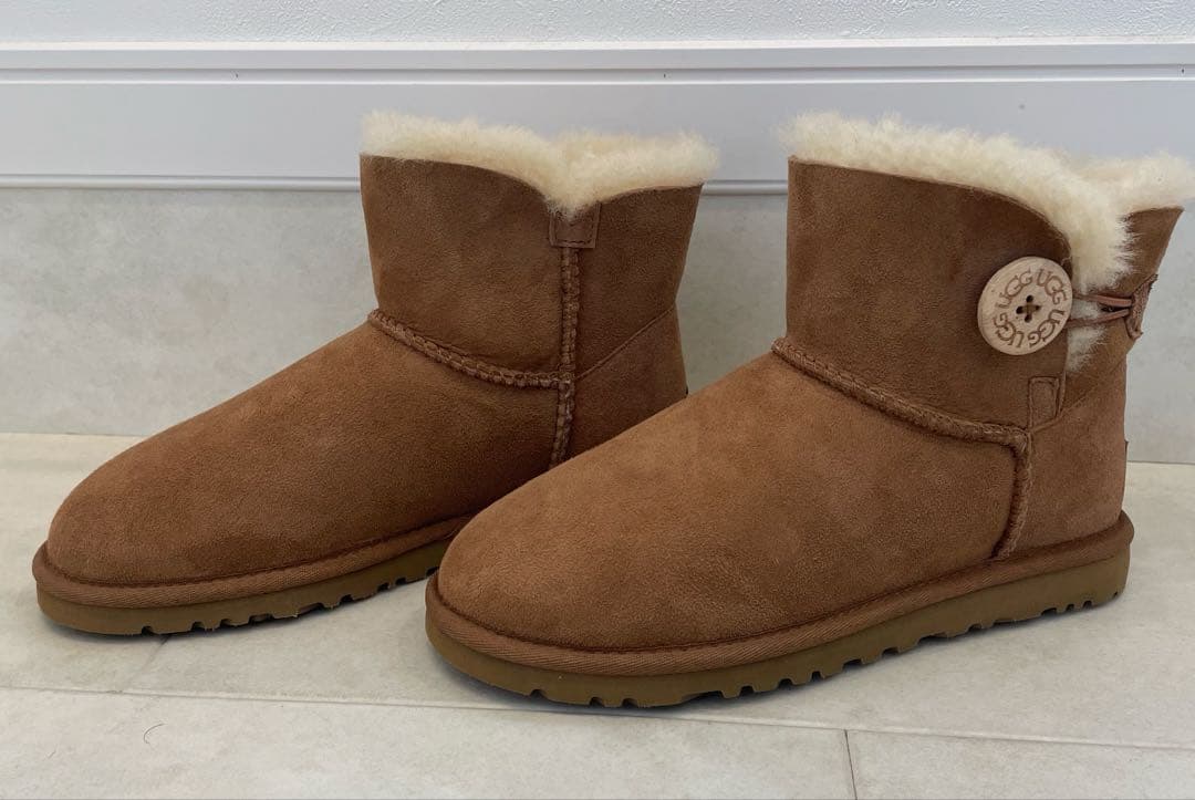 【新品・未使用】アグ(UGG)ミニベイリーボタン★チェスナット★ 36