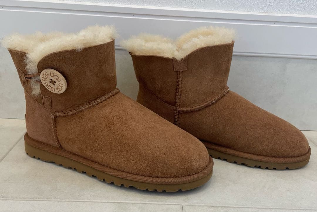 【新品・未使用】アグ(UGG)ミニベイリーボタン★チェスナット★ 36