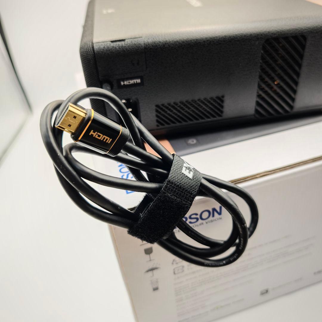 【美品】EPSON EF-100B ホームプロジェクター 使用時間85hのみ